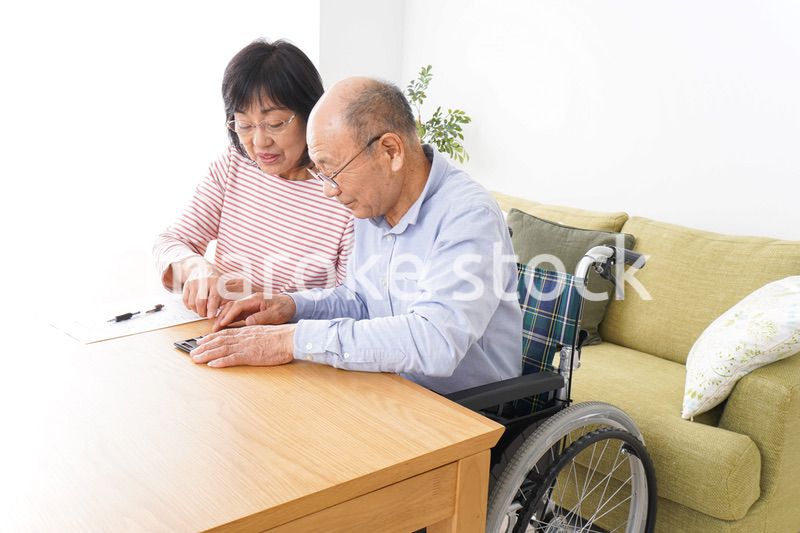 契約をする高齢の夫婦