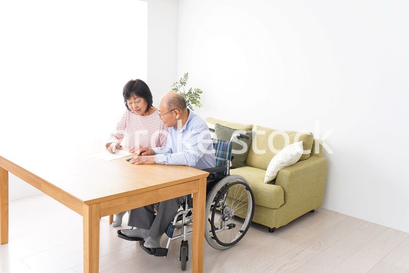 契約をする高齢の夫婦