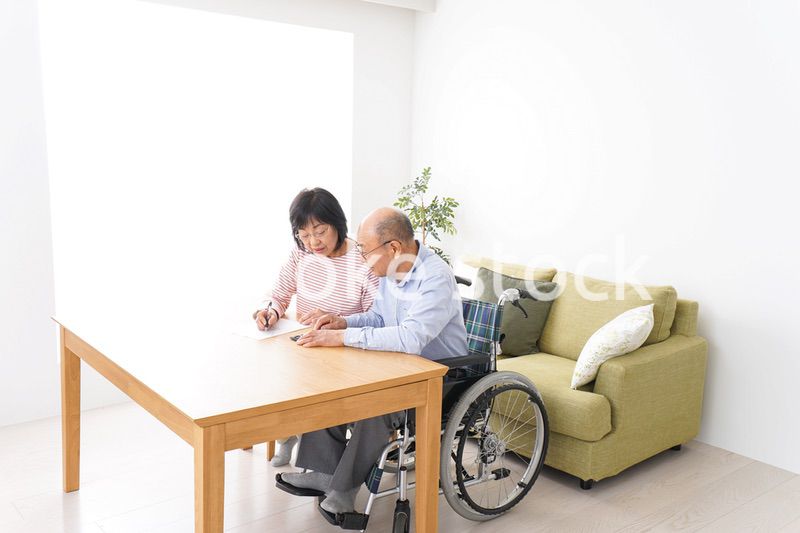 契約をする高齢の夫婦