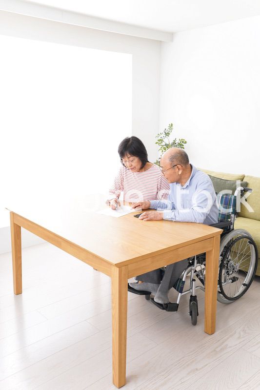 契約をする高齢の夫婦