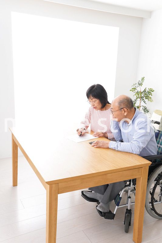 契約をする高齢の夫婦