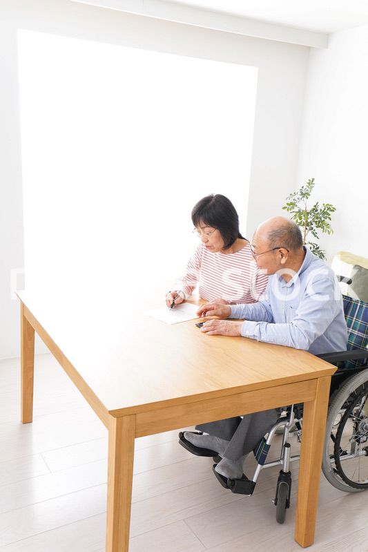 契約をする高齢の夫婦