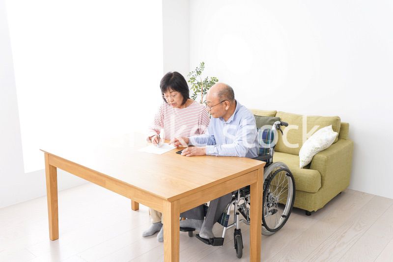 契約をする高齢の夫婦