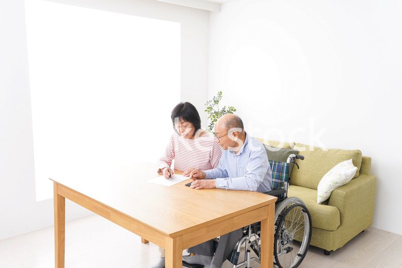 契約をする高齢の夫婦