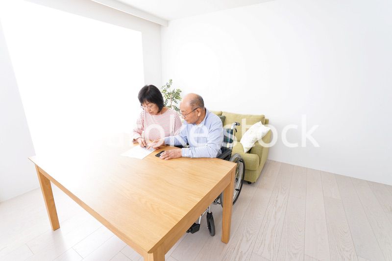 契約をする高齢の夫婦