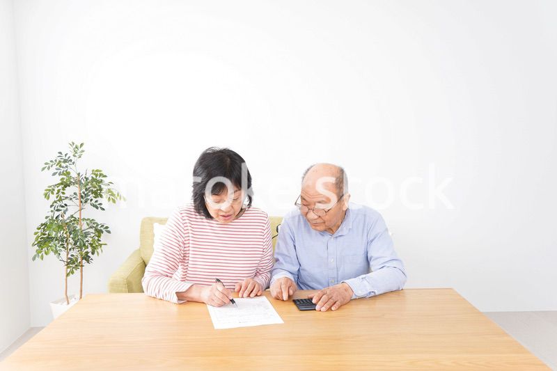 契約をする高齢の夫婦