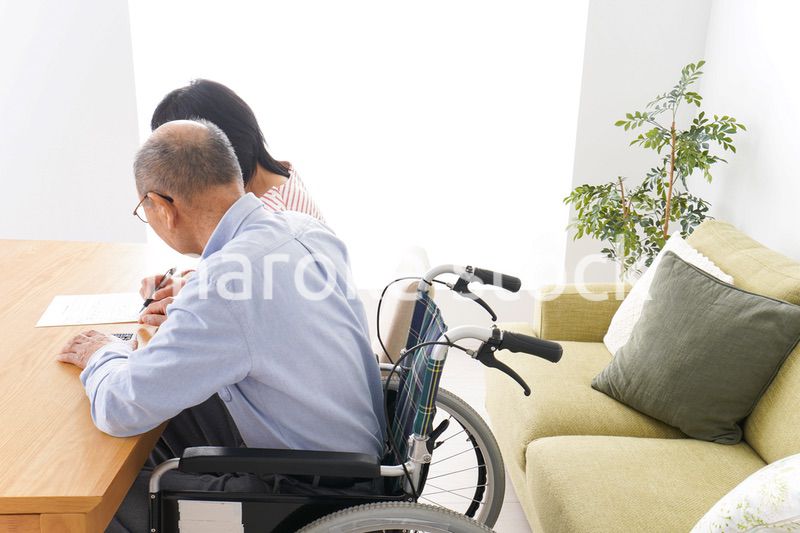 契約をする高齢の夫婦