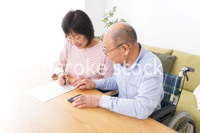 契約をする高齢の夫婦