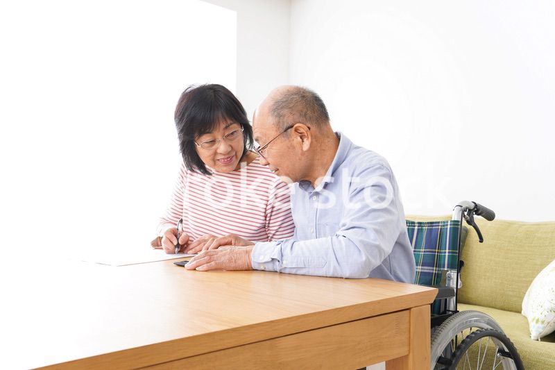 契約をする高齢の夫婦