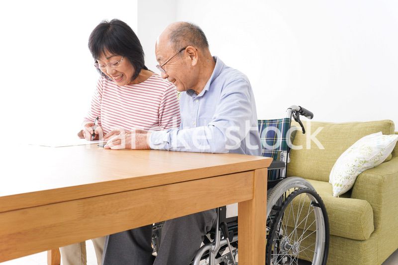 契約をする高齢の夫婦