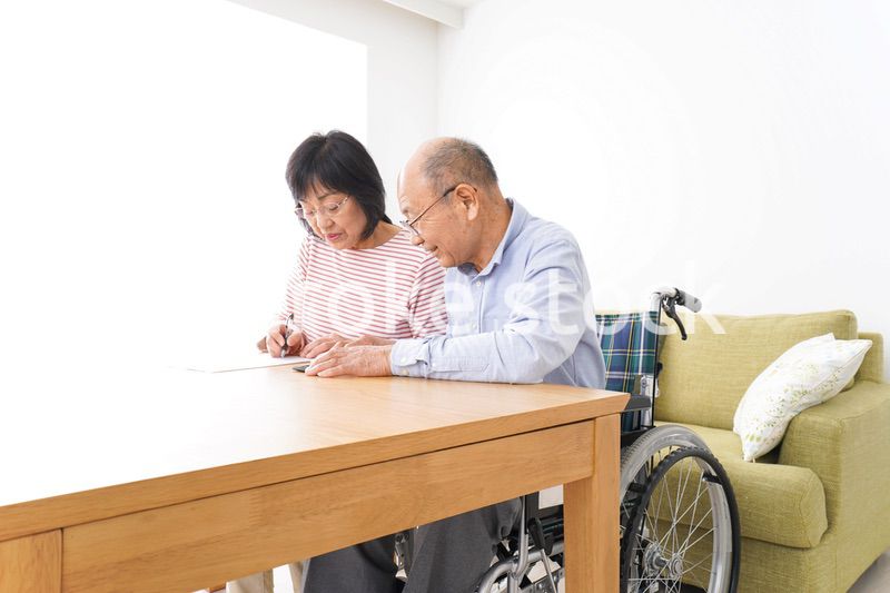 契約をする高齢の夫婦