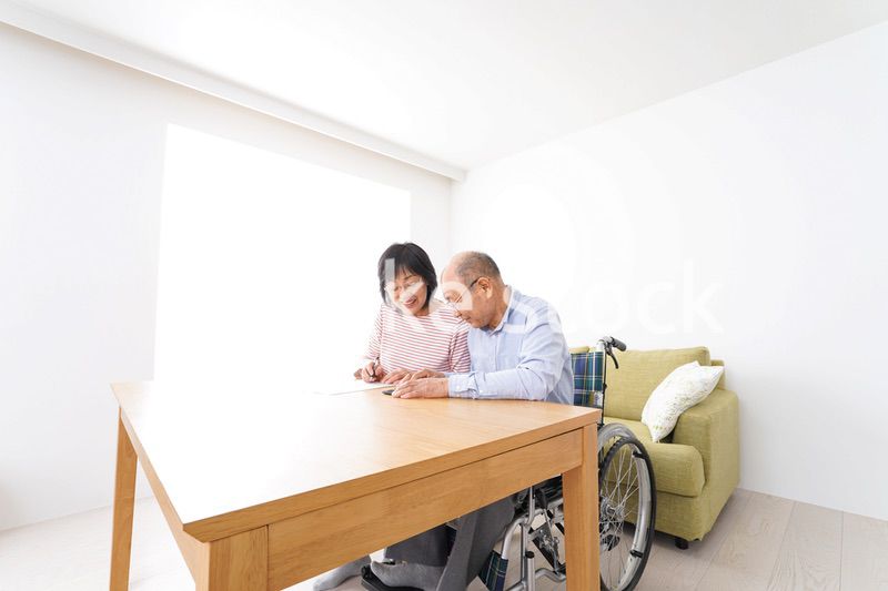 契約をする高齢の夫婦