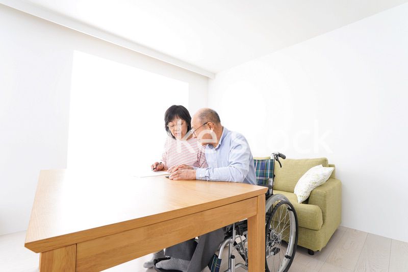 契約をする高齢の夫婦