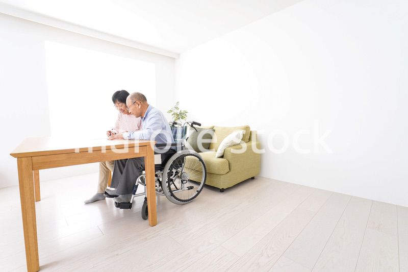 契約をする高齢の夫婦