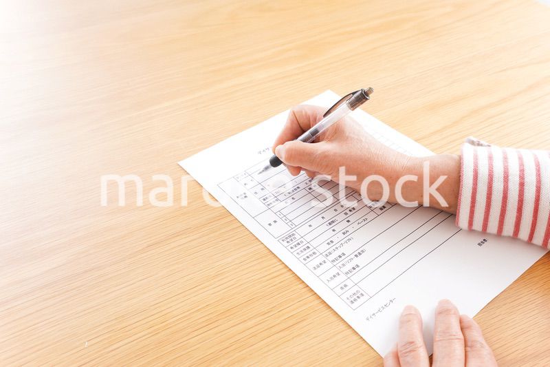 契約をする高齢の夫婦