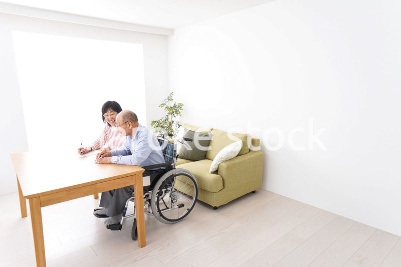 契約をする高齢の夫婦