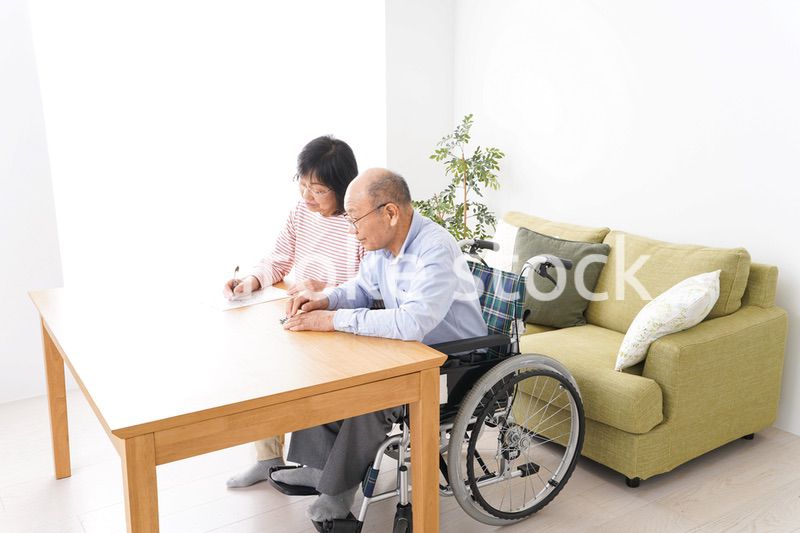 契約をする高齢の夫婦