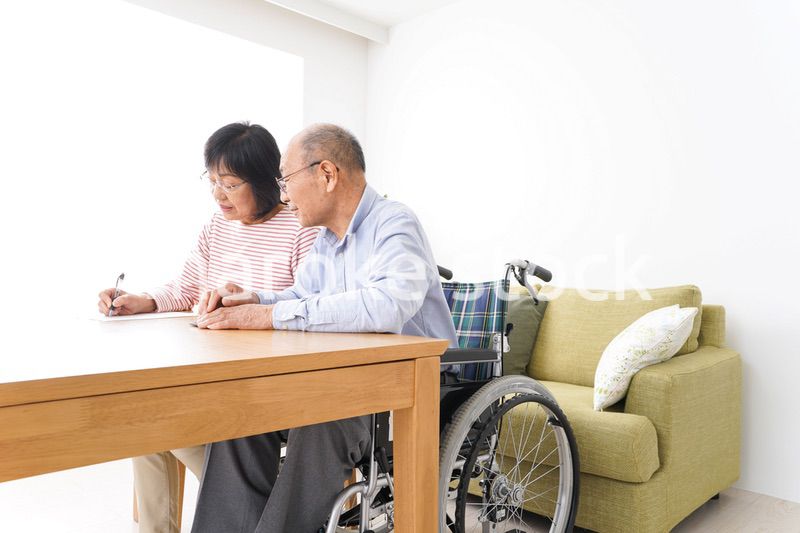 契約をする高齢の夫婦