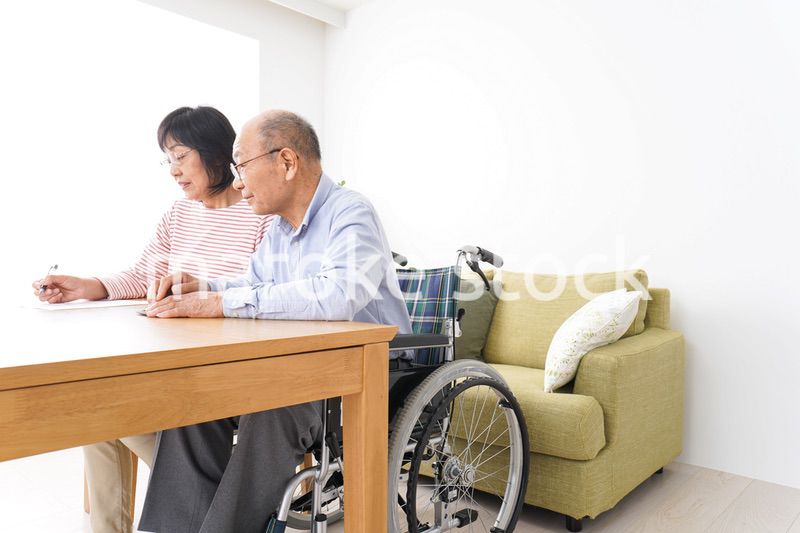 契約をする高齢の夫婦
