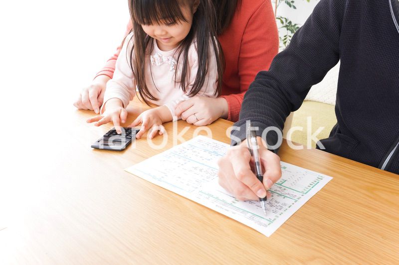 住宅ローンの申込みをする家族