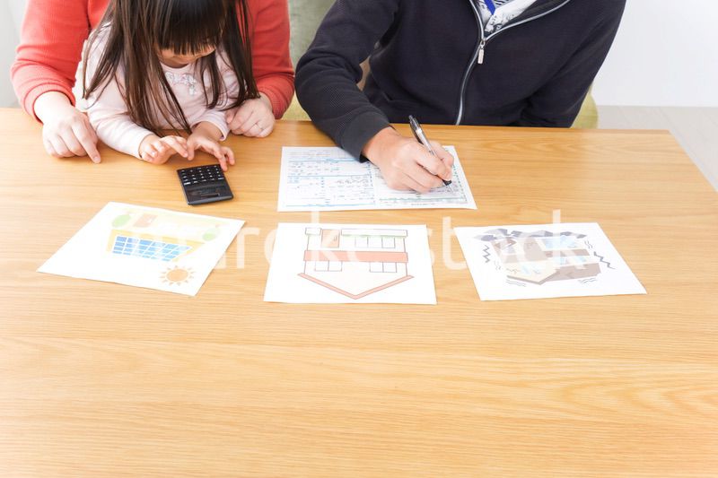 住宅ローンの申込みをする家族