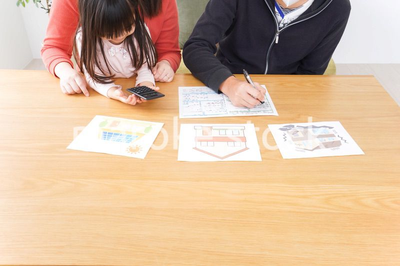 住宅ローンの申込みをする家族