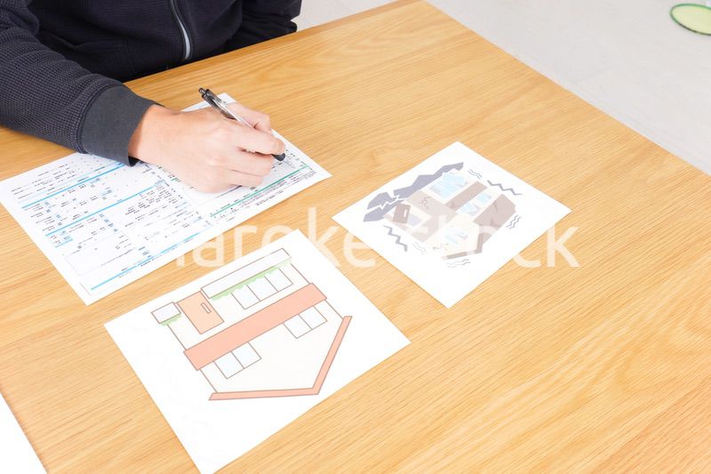 住宅ローンの申込みをする家族