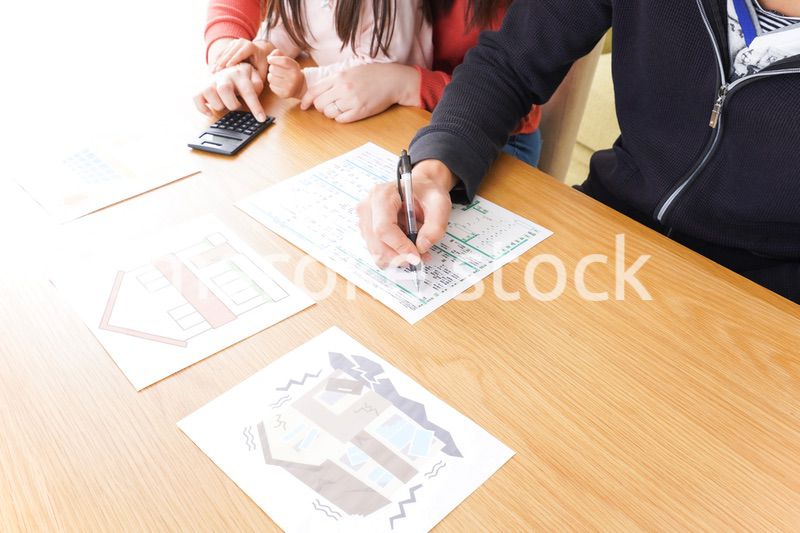 住宅ローンの申込みをする家族