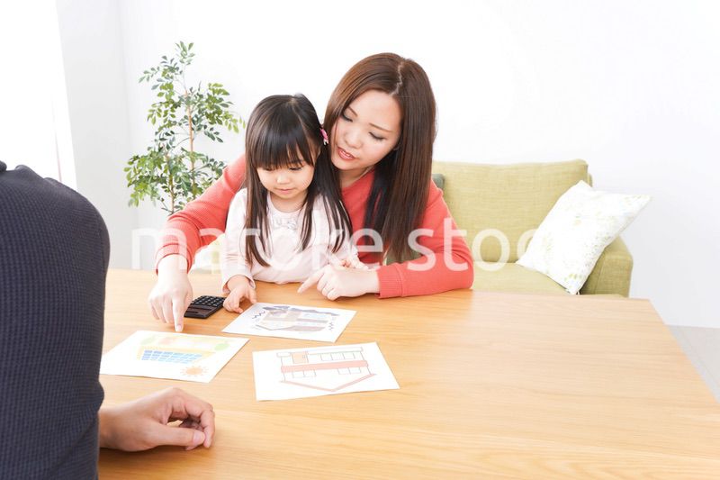 住宅ローンの申込みをする家族