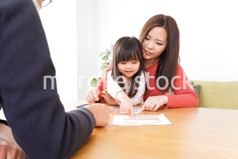 住宅ローンの申込みをする家族