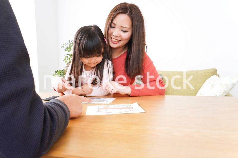 住宅ローンの申込みをする家族