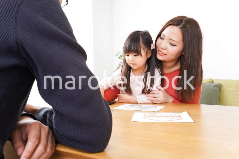 住宅ローンの申込みをする家族