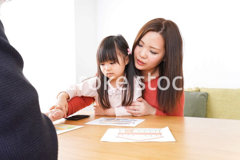 住宅ローンの申込みをする家族