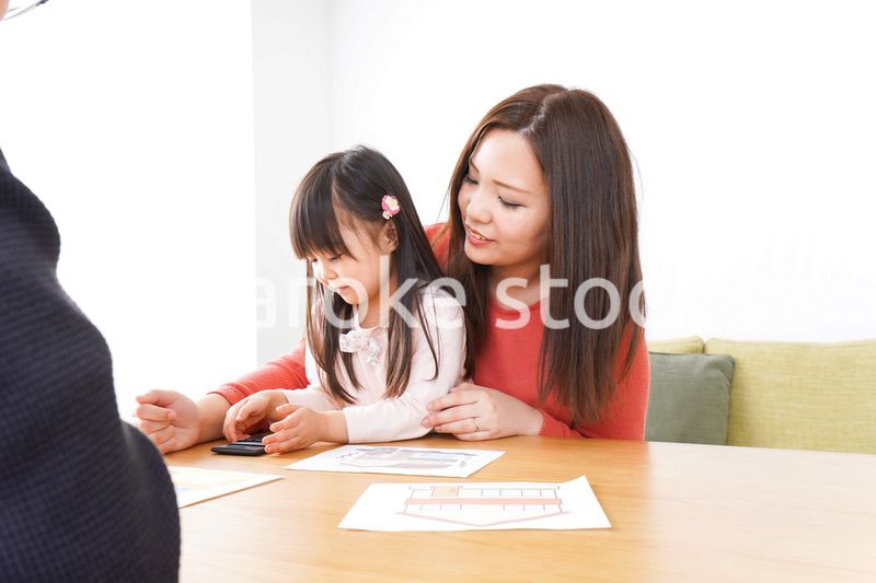 住宅ローンの申込みをする家族