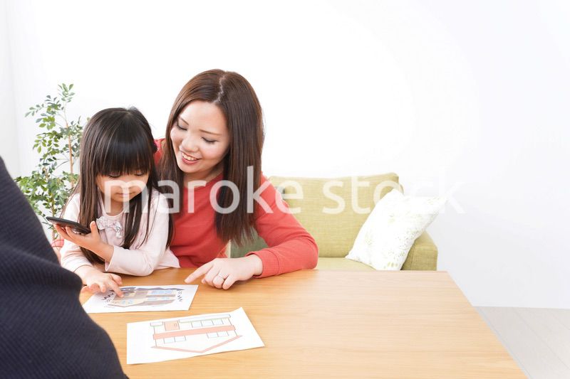 住宅ローンの申込みをする家族