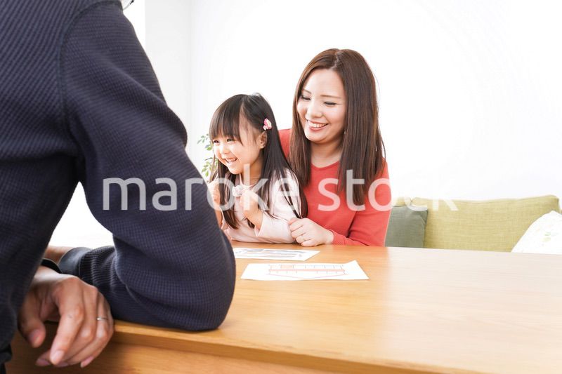 住宅ローンの申込みをする家族