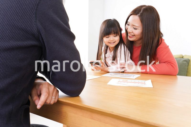 住宅ローンの申込みをする家族