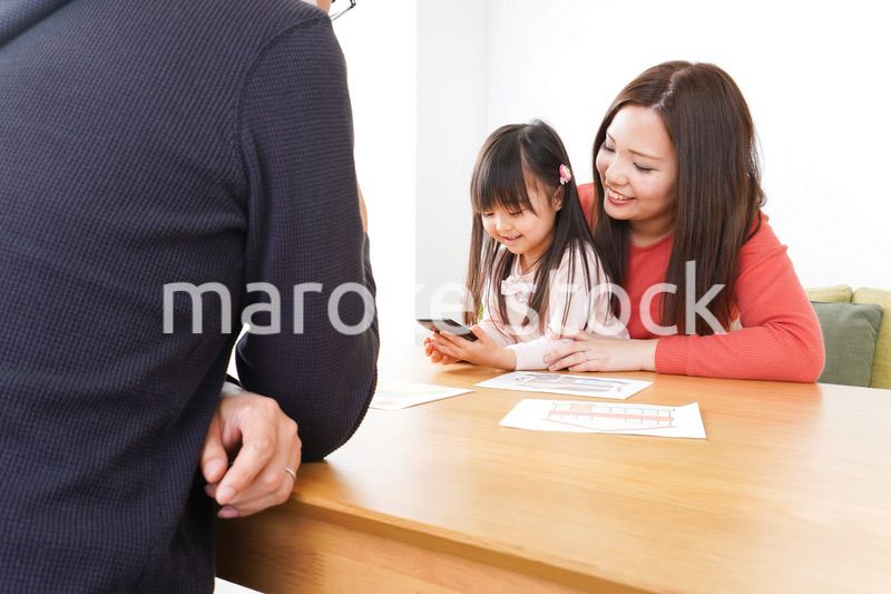 住宅ローンの申込みをする家族