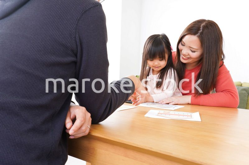 住宅ローンの申込みをする家族