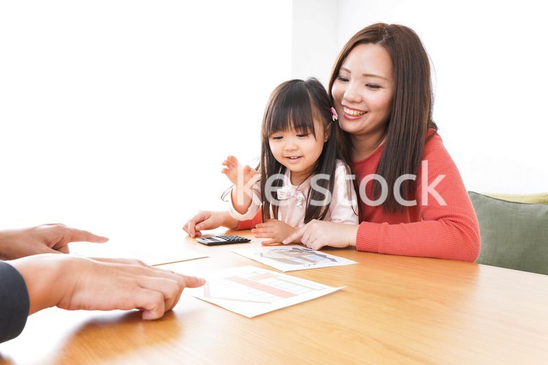 住宅ローンの申込みをする家族