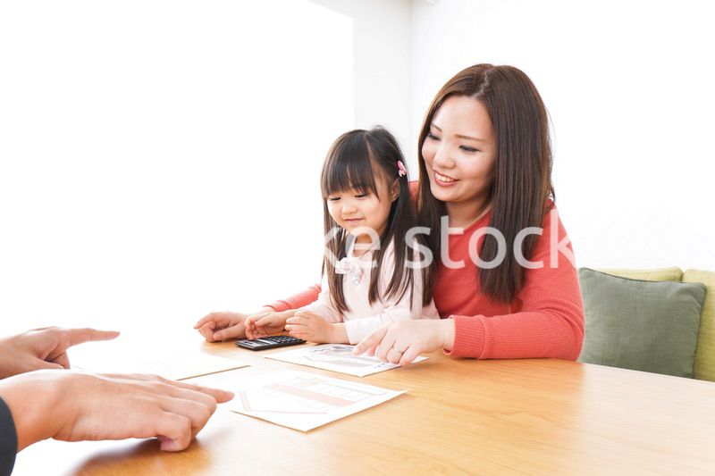 住宅ローンの申込みをする家族