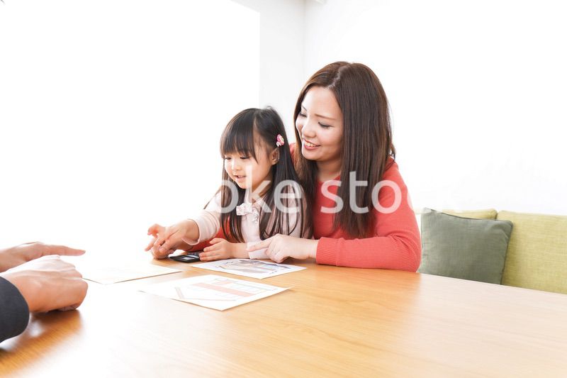 住宅ローンの申込みをする家族