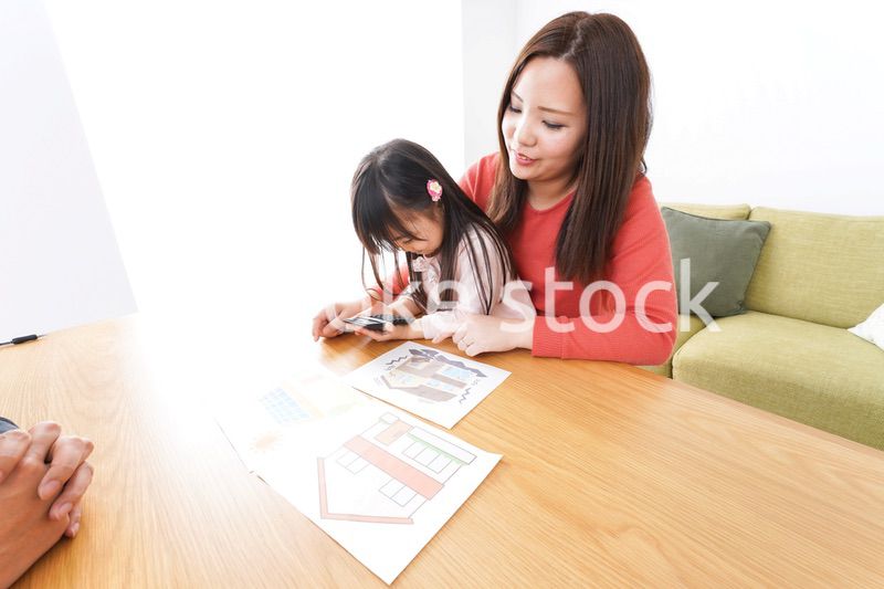 住宅ローンの申込みをする家族