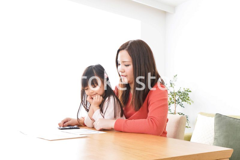 住宅ローンの申込みをする家族