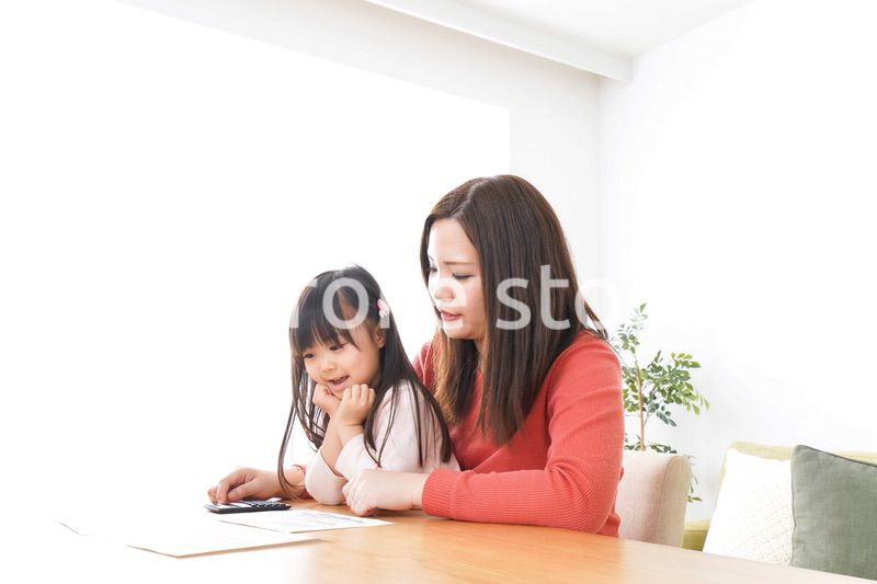 住宅ローンの申込みをする家族