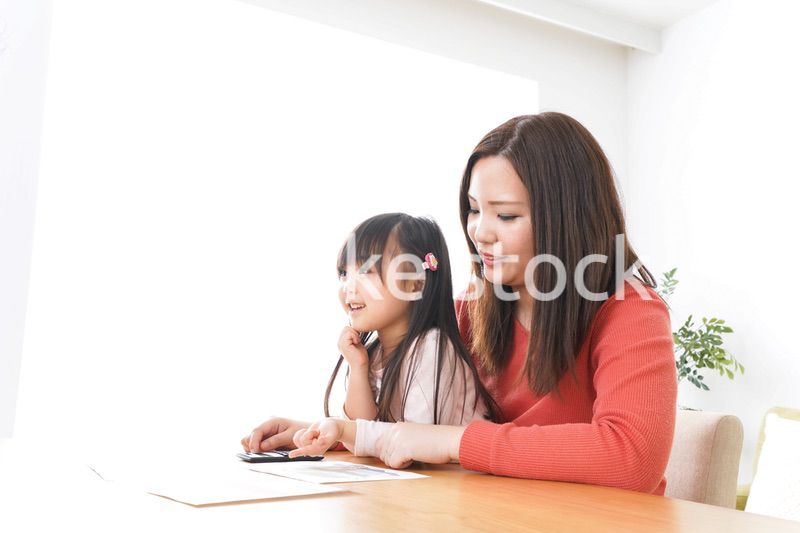 住宅ローンの申込みをする家族