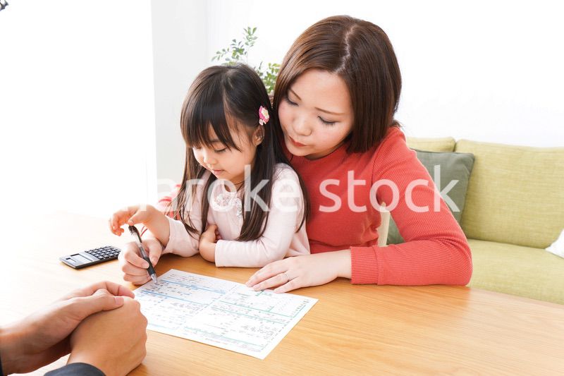 住宅ローンの申込みをする家族