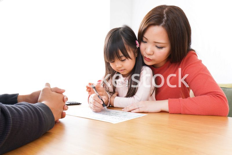 住宅ローンの申込みをする家族
