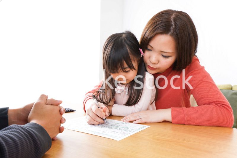 住宅ローンの申込みをする家族