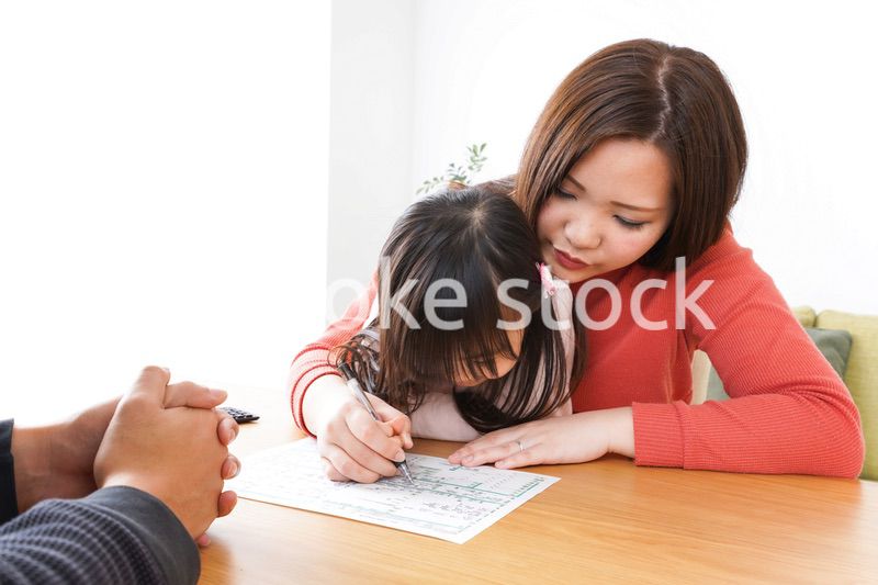 住宅ローンの申込みをする家族
